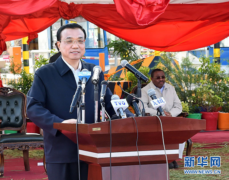 5月5日，國(guó)務(wù)院總理李克強(qiáng)與埃塞俄比亞總理海爾馬里亞姆共同出席亞的斯亞貝巴-阿達(dá)瑪高速公路一期竣工揭牌典禮，并為二期工程開(kāi)工奠基剪彩。這是李克強(qiáng)在典禮上致辭。新華社記者 李濤 攝 