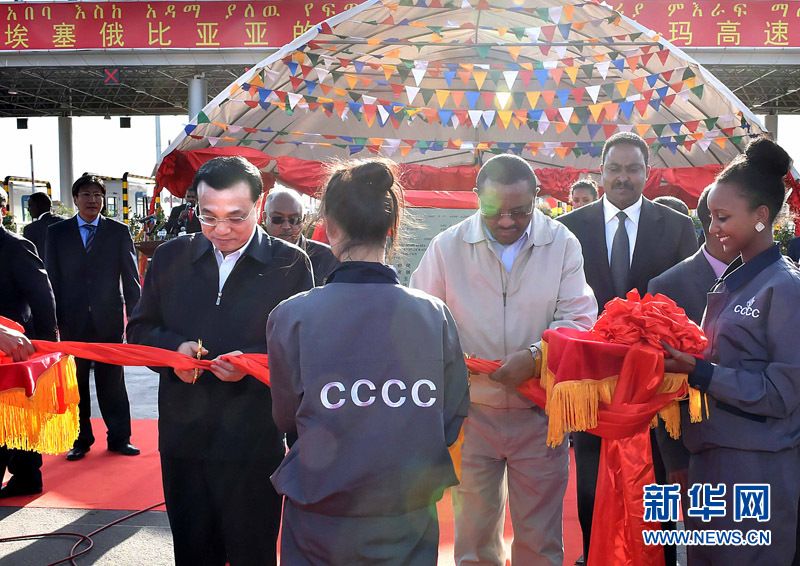 5月5日，中國(guó)國(guó)務(wù)院總理李克強(qiáng)與埃塞俄比亞總理海爾馬里亞姆共同出席亞的斯亞貝巴-阿達(dá)瑪高速公路一期竣工揭牌典禮，并為二期工程開(kāi)工奠基剪彩。這是李克強(qiáng)與海爾馬里亞姆共同為亞的斯亞貝巴-阿達(dá)瑪高速公路二期工程開(kāi)工剪彩。新華社記者 李濤 攝 