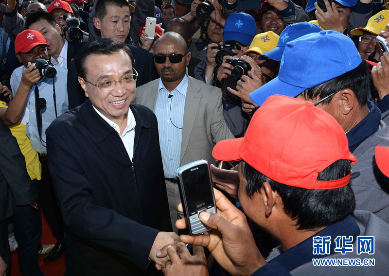 5月5日，中國(guó)國(guó)務(wù)院總理李克強(qiáng)與埃塞俄比亞總理海爾馬里亞姆共同出席亞的斯亞貝巴-阿達(dá)瑪高速公路一期竣工揭牌典禮，并為二期工程開(kāi)工奠基剪彩。這是典禮結(jié)束后，李克強(qiáng)同工程施工人員親切交談。新華社記者 李濤 攝 