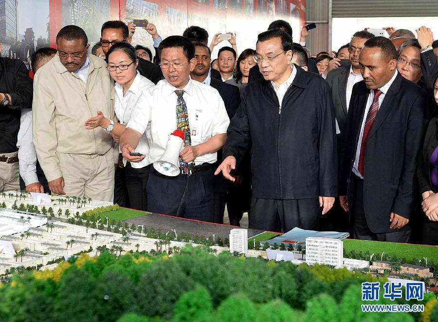  5月5日，中國國務(wù)院總理李克強(qiáng)在埃塞俄比亞總理海爾馬里亞姆陪同下參觀東方工業(yè)園。這是李克強(qiáng)與海爾馬里亞姆（左一）一起觀看工業(yè)園沙盤展示。新華社記者 李濤