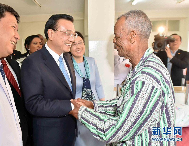 5月6日，中國國務(wù)院總理李克強(qiáng)與埃塞俄比亞總統(tǒng)穆拉圖一同來到亞的斯亞貝巴阿勒塔醫(yī)院，看望受益于中國免費(fèi)白內(nèi)障手術(shù)&ldquo;光明行&rdquo;活動的埃塞俄比亞患者。新華社記者 李濤 攝 