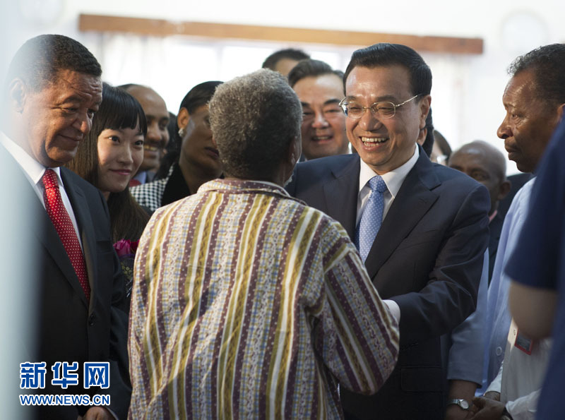 5月6日，中國國務(wù)院總理李克強(qiáng)與埃塞俄比亞總統(tǒng)穆拉圖一同來到亞的斯亞貝巴阿勒塔醫(yī)院，看望受益于中國免費(fèi)白內(nèi)障手術(shù)&ldquo;光明行&rdquo;活動的埃塞俄比亞患者。新華社記者 謝環(huán)馳 攝 