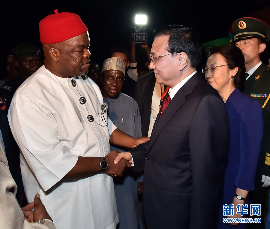     5月6日，應尼日利亞總統(tǒng)喬納森邀請，國務院總理李克強乘專機抵達阿布賈國際機場，開始對尼日利亞進行正式訪問。李克強總理夫人程虹同機抵達。新華社記者 李濤 攝 