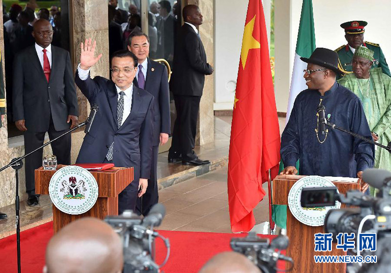 5月7日，中國國務院總理李克強在阿布賈與尼日利亞總統(tǒng)喬納森會談后共同會見記者，并回答記者提問。 新華社記者李濤攝 