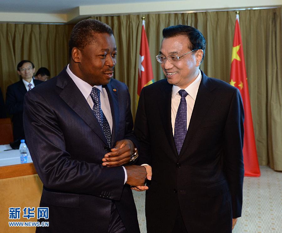 5月7日，正在尼日利亞訪問的中國國務(wù)院總理李克強在阿布賈會見出席第24屆世界經(jīng)濟論壇非洲峰會全會的多哥總統(tǒng)福雷。 新華社記者 李濤 攝 