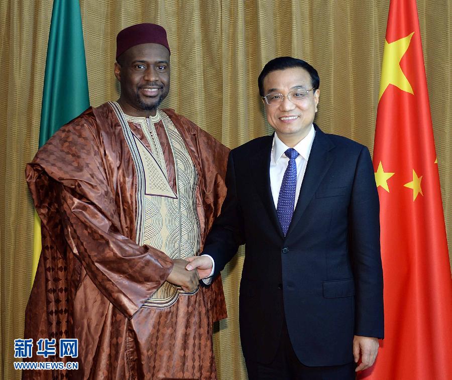 5月7日，正在尼日利亞訪問的國務(wù)院總理李克強在阿布賈會見出席第24屆世界經(jīng)濟論壇非洲峰會全會的馬里總理馬拉。 新華社記者 李濤 攝 