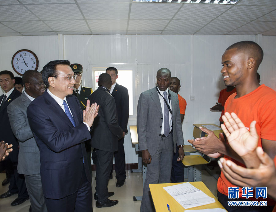 這是李克強在學(xué)校教室內(nèi)同正在上課的學(xué)生互動交流。新華社記者王曄攝