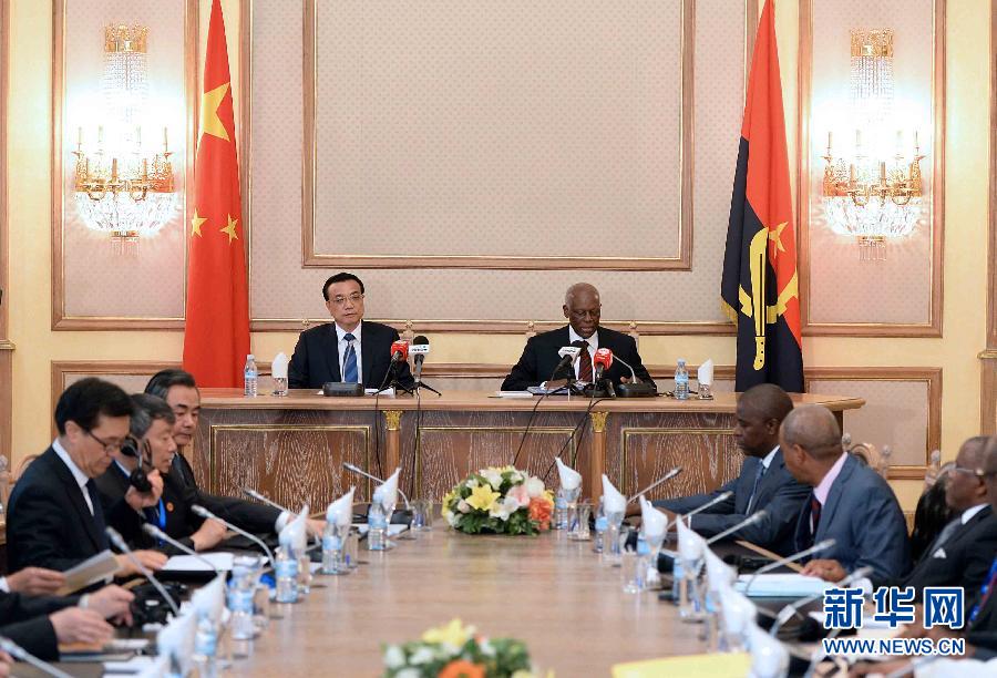 5月9日，中國(guó)國(guó)務(wù)院總理李克強(qiáng)在安哥拉總統(tǒng)府同安總統(tǒng)多斯桑托斯舉行會(huì)談。 新華社記者李濤攝