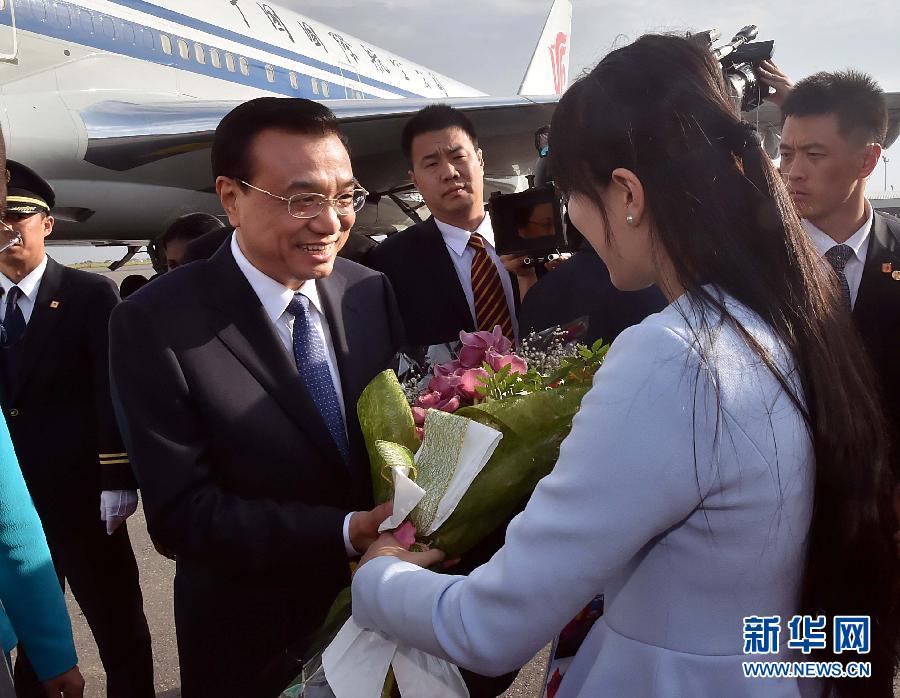 5月8日，應(yīng)安哥拉總統(tǒng)多斯桑托斯邀請(qǐng)，中國(guó)國(guó)務(wù)院總理李克強(qiáng)乘專機(jī)抵達(dá)羅安達(dá)二月四日國(guó)際機(jī)場(chǎng)，開始對(duì)安哥拉進(jìn)行正式訪問(wèn)。 新華社記者李濤 攝 