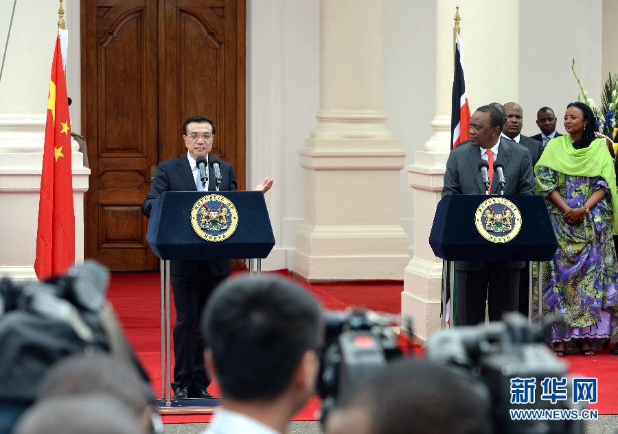 5月10日，中國(guó)國(guó)務(wù)院總理李克強(qiáng)在肯尼亞國(guó)家宮與肯總統(tǒng)肯雅塔舉行會(huì)談后共同會(huì)見(jiàn)記者。 新華社記者 李濤 攝 