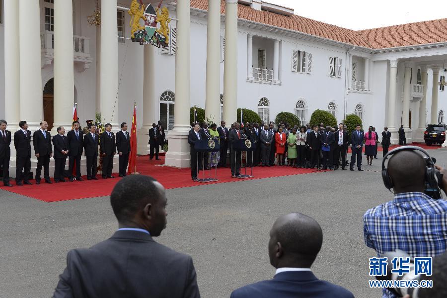  5月10日，中國(guó)國(guó)務(wù)院總理李克強(qiáng)在肯尼亞國(guó)家宮與肯總統(tǒng)肯雅塔舉行會(huì)談后共同會(huì)見(jiàn)記者。 新華社記者 李學(xué)仁 攝 