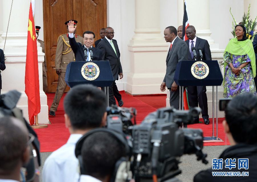 5月10日，中國(guó)國(guó)務(wù)院總理李克強(qiáng)在肯尼亞國(guó)家宮與肯總統(tǒng)肯雅塔舉行會(huì)談后共同會(huì)見(jiàn)記者。 新華社記者 李濤 攝 