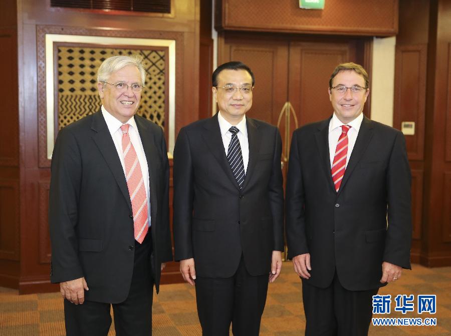 5月10日，國(guó)務(wù)院總理李克強(qiáng)在內(nèi)羅畢會(huì)見(jiàn)聯(lián)合國(guó)環(huán)境規(guī)劃署執(zhí)行主任施泰納（右）和聯(lián)合國(guó)人居署執(zhí)行主任克洛斯。 新華社記者 丁林 攝 