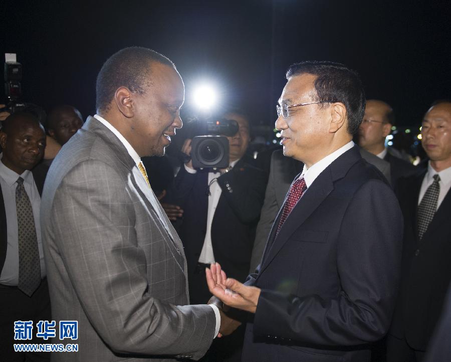 5月9日，應(yīng)肯尼亞總統(tǒng)肯雅塔邀請，中國國務(wù)院總理李克強(qiáng)乘專機(jī)抵達(dá)內(nèi)羅畢肯雅塔國際機(jī)場，開始對肯尼亞進(jìn)行正式訪問。李克強(qiáng)總理夫人程虹同機(jī)抵達(dá)。肯尼亞總統(tǒng)肯雅塔和副總統(tǒng)魯托率肯政府高級官員到機(jī)場迎接。新華社記者 謝環(huán)馳 攝 