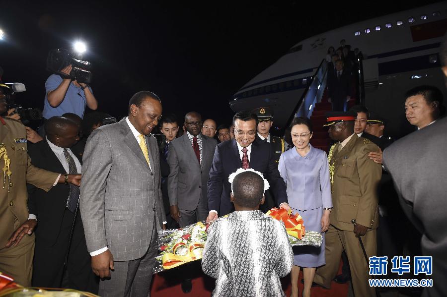 5月9日，應(yīng)肯尼亞總統(tǒng)肯雅塔邀請，中國國務(wù)院總理李克強(qiáng)乘專機(jī)抵達(dá)內(nèi)羅畢肯雅塔國際機(jī)場，開始對肯尼亞進(jìn)行正式訪問。李克強(qiáng)總理夫人程虹同機(jī)抵達(dá)?？夏醽喛偨y(tǒng)肯雅塔和副總統(tǒng)魯托率肯政府高級官員到機(jī)場迎接。這是肯尼亞兒童向李克強(qiáng)夫婦獻(xiàn)上鮮花。新華社記者李學(xué)仁攝 