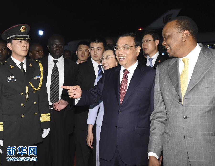 5月9日，應(yīng)肯尼亞總統(tǒng)肯雅塔邀請，中國國務(wù)院總理李克強(qiáng)乘專機(jī)抵達(dá)內(nèi)羅畢肯雅塔國際機(jī)場，開始對肯尼亞進(jìn)行正式訪問。李克強(qiáng)總理夫人程虹同機(jī)抵達(dá)?？夏醽喛偨y(tǒng)肯雅塔和副總統(tǒng)魯托率肯政府高級官員到機(jī)場迎接。新華社記者 李學(xué)仁 攝 
