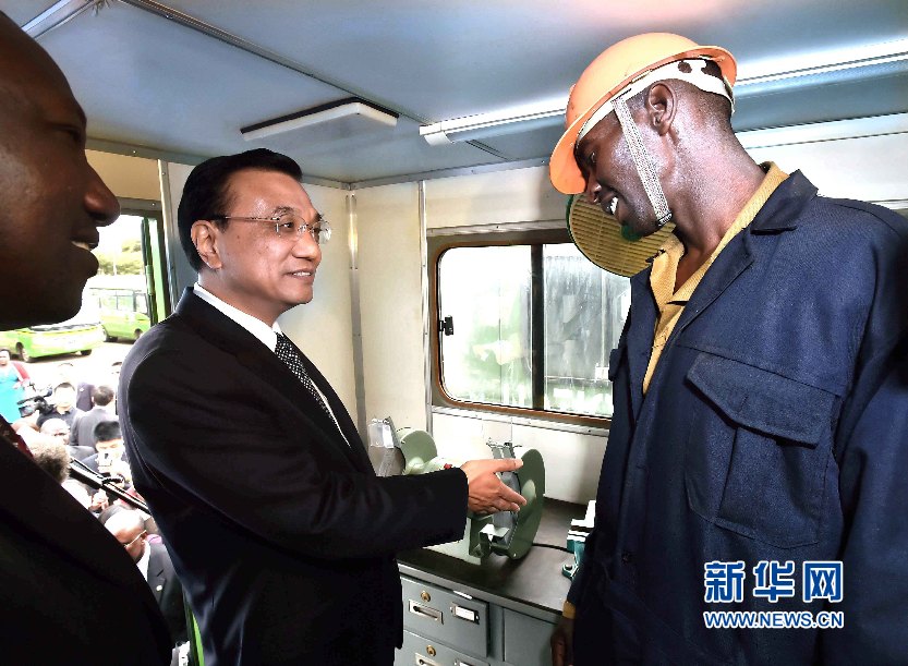 5月11日，國務(wù)院總理李克強參觀肯尼亞國家青年服務(wù)隊。這是李克強與服務(wù)隊隊員親切交談。 新華社記者 李濤 攝