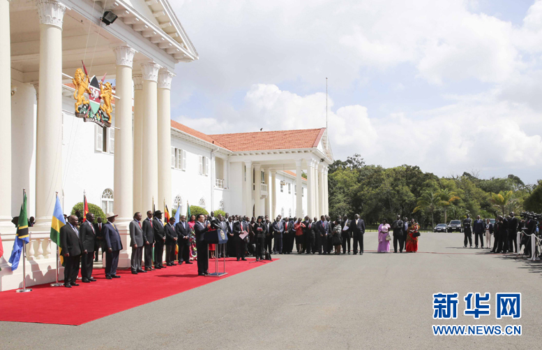 5月11日，中國(guó)國(guó)務(wù)院總理李克強(qiáng)在內(nèi)羅畢國(guó)家宮與肯尼亞總統(tǒng)肯雅塔共同會(huì)見記者，介紹中非合作建設(shè)肯尼亞蒙巴薩－內(nèi)羅畢鐵路情況。烏干達(dá)總統(tǒng)穆塞韋尼、盧旺達(dá)總統(tǒng)卡加梅、南蘇丹總統(tǒng)基爾等東非地區(qū)國(guó)家領(lǐng)導(dǎo)人參加。新華社記者丁林?jǐn)z