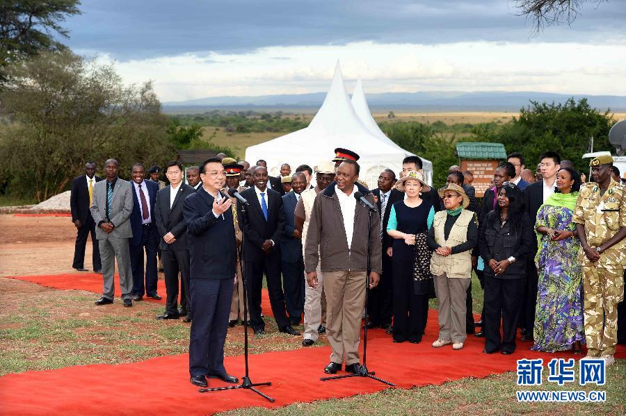 5月10日，國(guó)務(wù)院總理李克強(qiáng)與肯尼亞總統(tǒng)肯雅塔共同參觀肯尼亞內(nèi)羅畢國(guó)家公園焚燒象牙紀(jì)念地，并對(duì)中外記者發(fā)表講話。肯尼亞副總統(tǒng)魯托陪同參觀。新華社記者 李濤 攝 