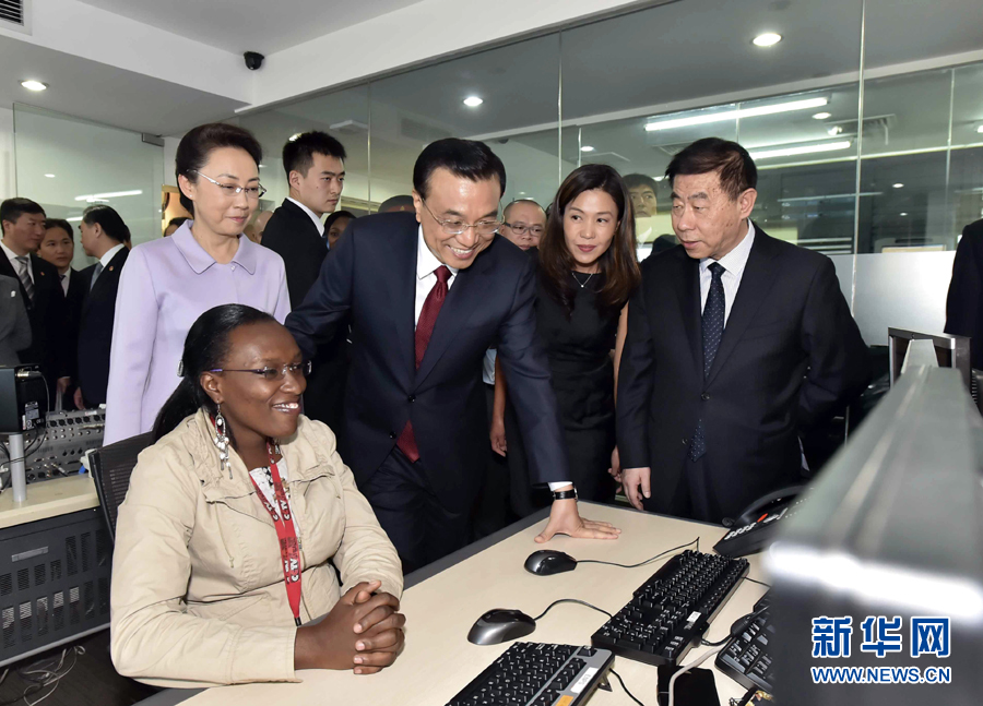 5月11日，中國國務(wù)院總理李克強(qiáng)在肯尼亞首都內(nèi)羅畢看望并慰問中央電視臺非洲分臺員工。 新華社記者 李濤 攝 