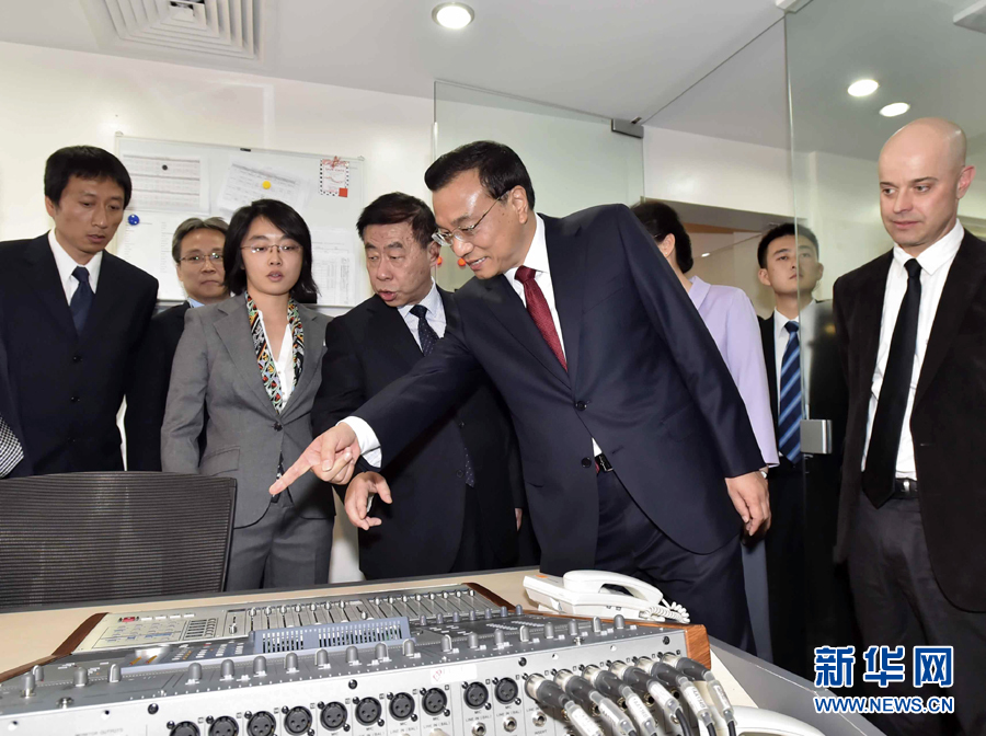 5月11日，中國國務(wù)院總理李克強(qiáng)在肯尼亞首都內(nèi)羅畢看望并慰問中央電視臺非洲分臺員工。 新華社記者 李濤 攝 