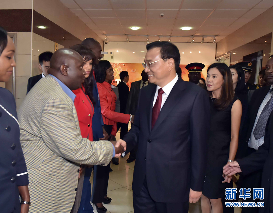 5月11日，中國國務(wù)院總理李克強(qiáng)在肯尼亞首都內(nèi)羅畢看望并慰問中央電視臺非洲分臺員工。 新華社記者 李濤 攝 
