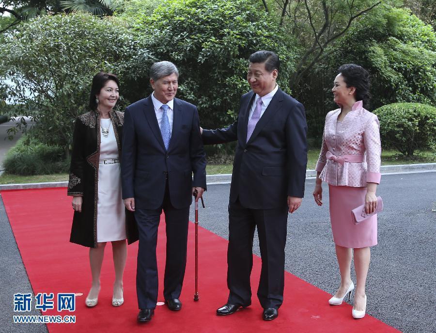 會談前，習(xí)近平在上海西郊會議中心廣場為阿坦巴耶夫舉行歡迎儀式。新華社記者 蘭紅光 攝 