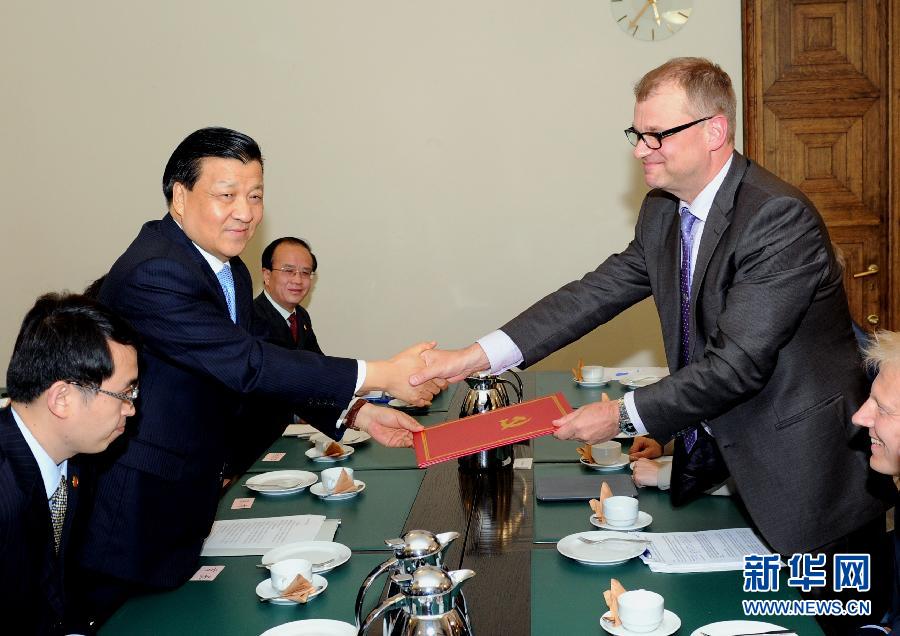 6月12日，中共中央政治局常委、中央書記處書記劉云山在赫爾辛基會(huì)見(jiàn)芬蘭中間黨主席西皮萊。 新華社記者饒愛(ài)民攝