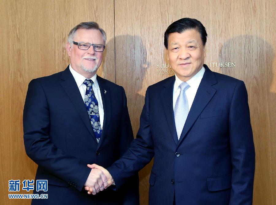 6月14日，中共中央政治局常委、中央書記處書記劉云山在芬蘭羅瓦涅米會(huì)見(jiàn)羅瓦涅米市長(zhǎng)羅特沃寧。 新華社記者姚大偉攝