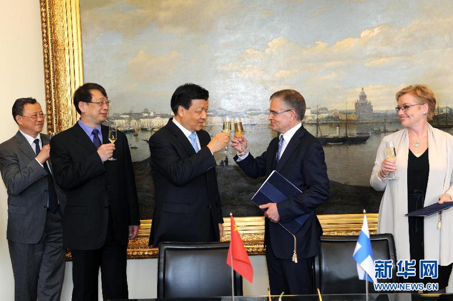 6月13日，中共中央政治局常委、中央書記處書記劉云山在赫爾辛基與赫爾辛基市長帕尤寧共同出席中芬有關(guān)文化藝術(shù)合作及交流活動(dòng)的諒解備忘錄簽字儀式。新華社記者饒愛民攝 