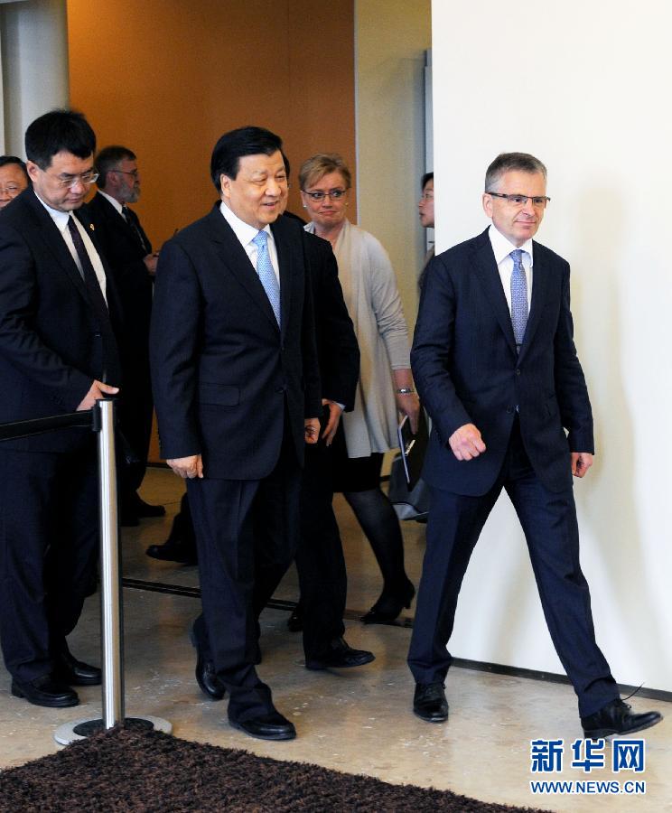 6月13日，中共中央政治局常委、中央書記處書記劉云山在赫爾辛基與赫爾辛基市長帕尤寧共同出席中芬有關(guān)文化藝術(shù)合作及交流活動(dòng)的諒解備忘錄簽字儀式。新華社記者饒愛民攝