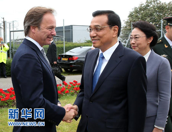 6月16日，應英國首相卡梅倫邀請，國務院總理李克強乘專機抵達倫敦希思羅機場，開始對英國進行正式訪問。李克強總理夫人程虹同機抵達。這是英國政府高級官員到機場迎接李克強總理和夫人。新華社記者 龐興雷 攝