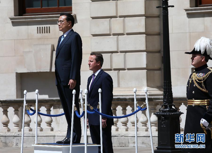 6月17日，中國國務(wù)院總理李克強(qiáng)在倫敦唐寧街10號首相府同英國首相卡梅倫舉行中英總理年度會晤。這是會晤前，卡梅倫為李克強(qiáng)舉行隆重的歡迎儀式。新華社記者 龐興雷 攝 