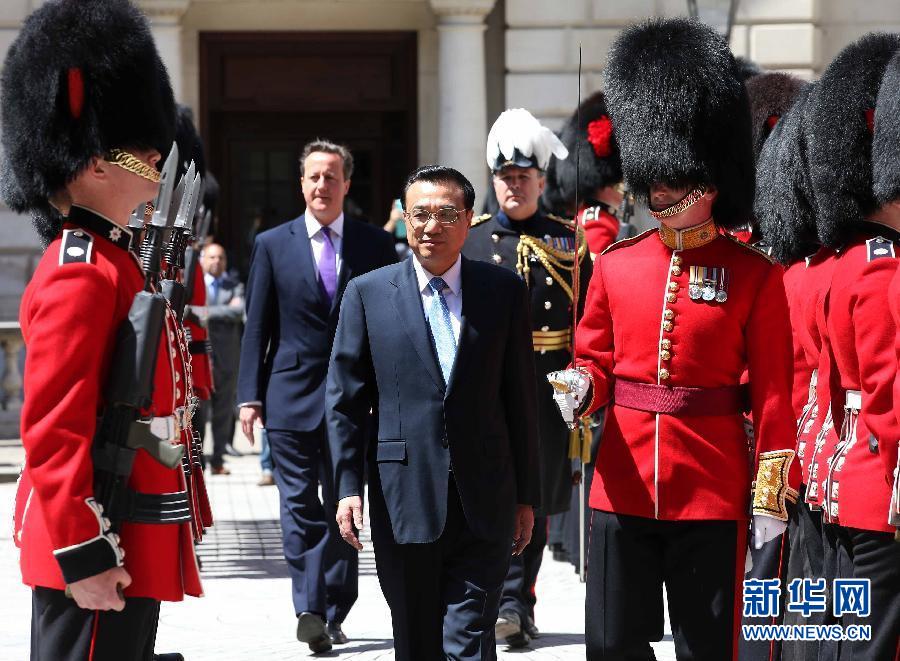 6月17日，國務(wù)院總理李克強(qiáng)在倫敦唐寧街10號首相府同英國首相卡梅倫舉行中英總理年度會晤。這是會晤前，卡梅倫為李克強(qiáng)舉行隆重的歡迎儀式。新華社記者 龐興雷 攝