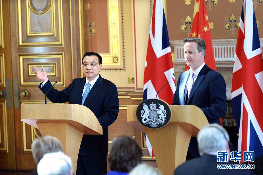6月17日，中國(guó)國(guó)務(wù)院總理李克強(qiáng)同英國(guó)首相卡梅倫在倫敦舉行中英總理年度會(huì)晤后共同會(huì)見(jiàn)記者。新華社記者 李濤 攝  