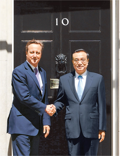 6月17日，國務(wù)院總理李克強(qiáng)在倫敦唐寧街10號首相府同英國首相卡梅倫舉行中英總理年度會晤。新華社記者 李 濤攝 