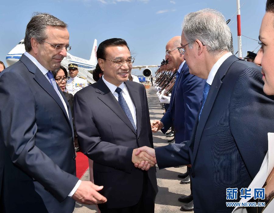 6月19日，國(guó)務(wù)院總理李克強(qiáng)乘專機(jī)抵達(dá)雅典國(guó)際機(jī)場(chǎng)，開始對(duì)希臘進(jìn)行正式訪問。希臘總理薩馬拉斯在機(jī)場(chǎng)為李克強(qiáng)舉行隆重的歡迎儀式。新華社記者 李濤 攝