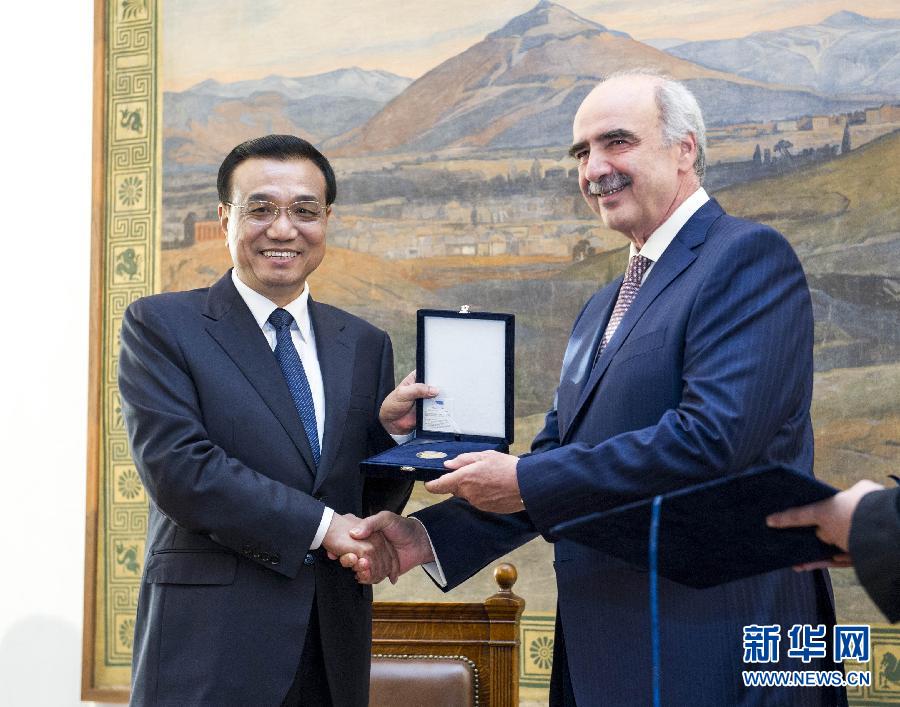 6月19日，國務(wù)院總理李克強(qiáng)在希臘議會大廈會見希臘議長米馬拉基斯。這是會見前，米馬拉基斯代表希臘議會向李克強(qiáng)授予議會金質(zhì)勛章。新華社記者 王曄 攝