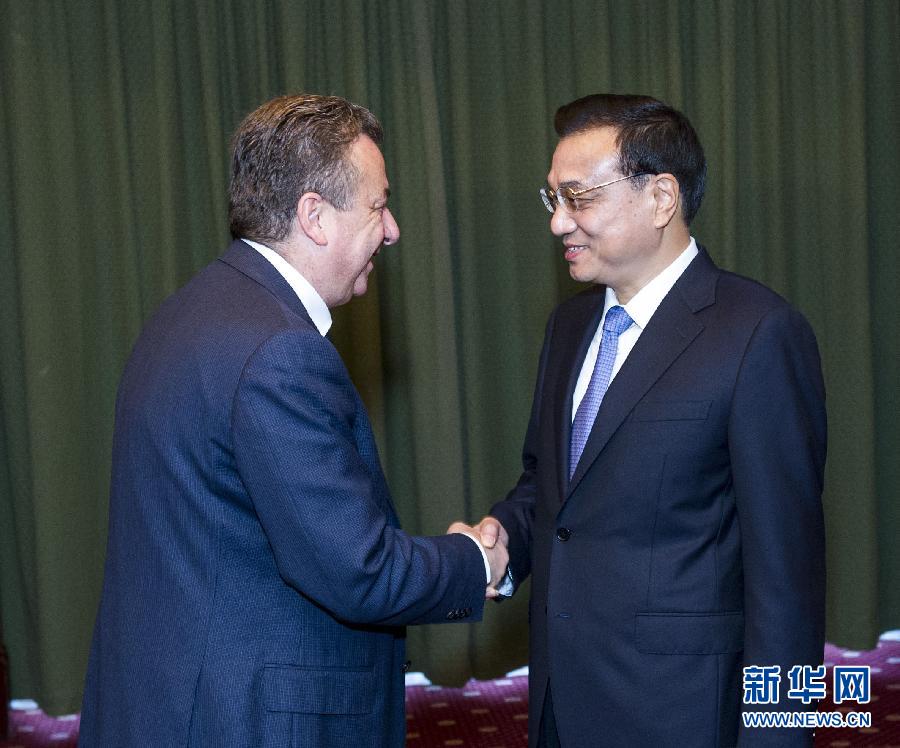 6月21日，國務(wù)院總理李克強在希臘克里特省首府伊拉克利翁會見省長阿爾納烏塔基斯。 新華社記者 王曄 攝 