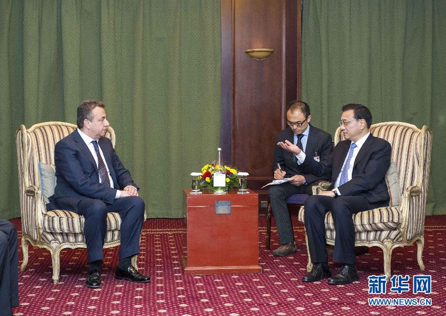 6月21日，國務(wù)院總理李克強在希臘克里特省首府伊拉克利翁會見省長阿爾納烏塔基斯。 新華社記者 王曄 攝