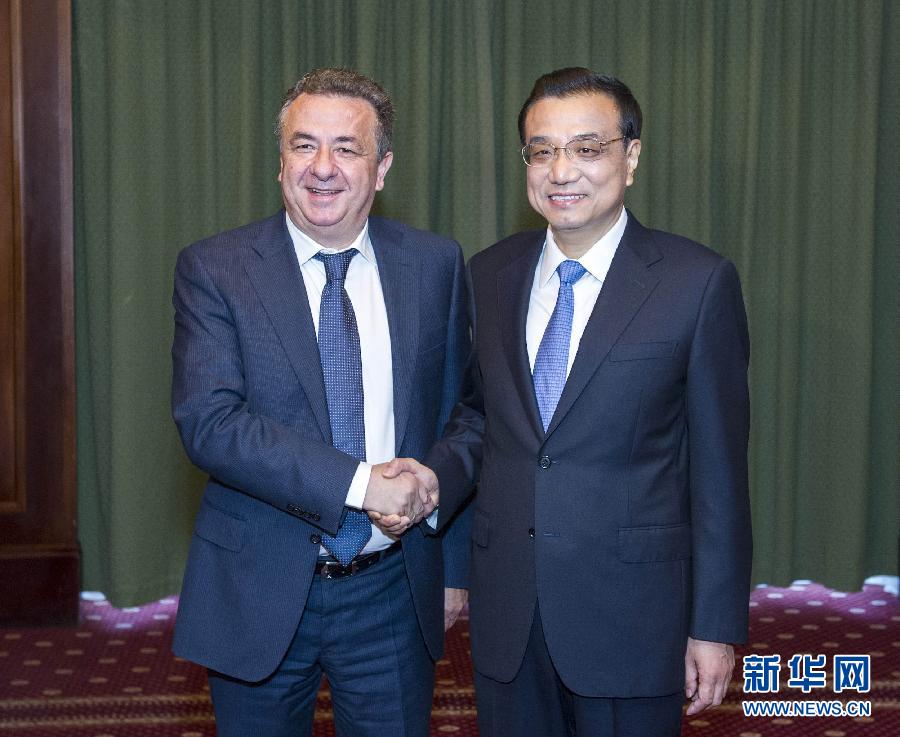 6月21日，國務(wù)院總理李克強在希臘克里特省首府伊拉克利翁會見省長阿爾納烏塔基斯。 新華社記者 王曄 攝