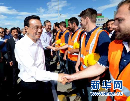 6月20日，國(guó)務(wù)院總理李克強(qiáng)與希臘總理薩馬拉斯共同考察中國(guó)遠(yuǎn)洋運(yùn)輸集團(tuán)比雷埃夫斯集裝箱碼頭。這是李克強(qiáng)和薩馬拉斯來(lái)到3號(hào)碼頭，同碼頭工人親切交流。新華社記者 李濤 攝 