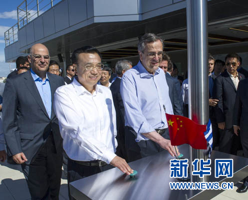 這是李克強(qiáng)與薩馬拉斯共同發(fā)出指令，一列滿載中國(guó)貨物的列車緩緩駛出比雷埃夫斯港，開往中東歐目的地。新華社記者 王曄 攝