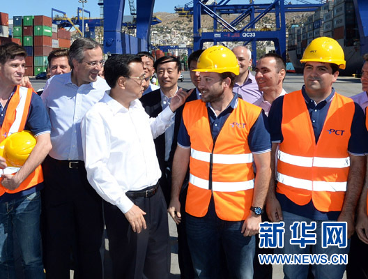6月20日，國(guó)務(wù)院總理李克強(qiáng)與希臘總理薩馬拉斯共同考察中國(guó)遠(yuǎn)洋運(yùn)輸集團(tuán)比雷埃夫斯集裝箱碼頭。這是李克強(qiáng)和薩馬拉斯來(lái)到3號(hào)碼頭，同碼頭工人親切交流。新華社記者 李濤 攝