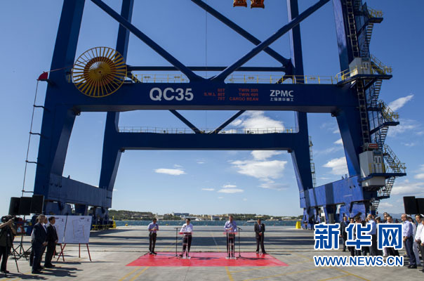 這是李克強(qiáng)和薩馬拉斯在3號(hào)碼頭發(fā)表講話。新華社記者 王曄 攝