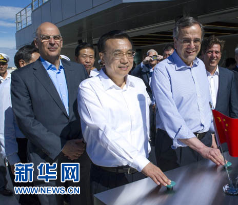 這是李克強(qiáng)與薩馬拉斯共同發(fā)出指令，一列滿載中國(guó)貨物的列車緩緩駛出比雷埃夫斯港，開往中東歐目的地。新華社記者 王曄 攝