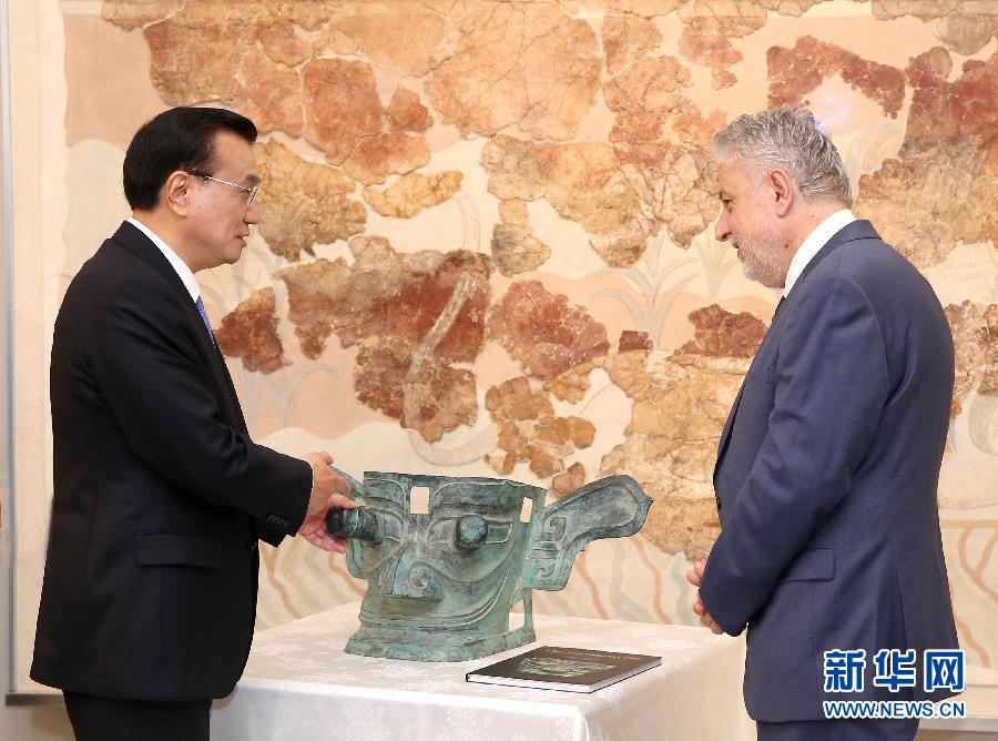 6月21日，國務院總理李克強與希臘總理薩馬拉斯共同出席希臘伊拉克利翁博物館新館開館儀式并發(fā)表講話。這是李克強向伊拉克利翁博物館贈送三星堆出土文物復制品。新華社記者 龐興雷 攝 