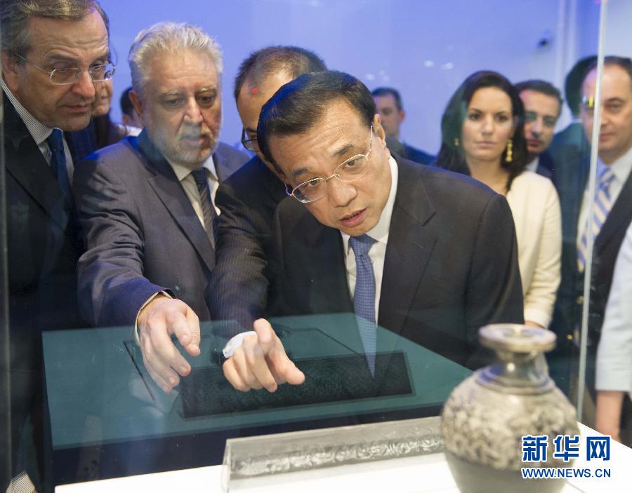  6月21日，國務院總理李克強與希臘總理薩馬拉斯共同出席希臘伊拉克利翁博物館新館開館儀式并發(fā)表講話。這是李克強在參觀博物館展品。新華社記者 黃敬文 攝 
