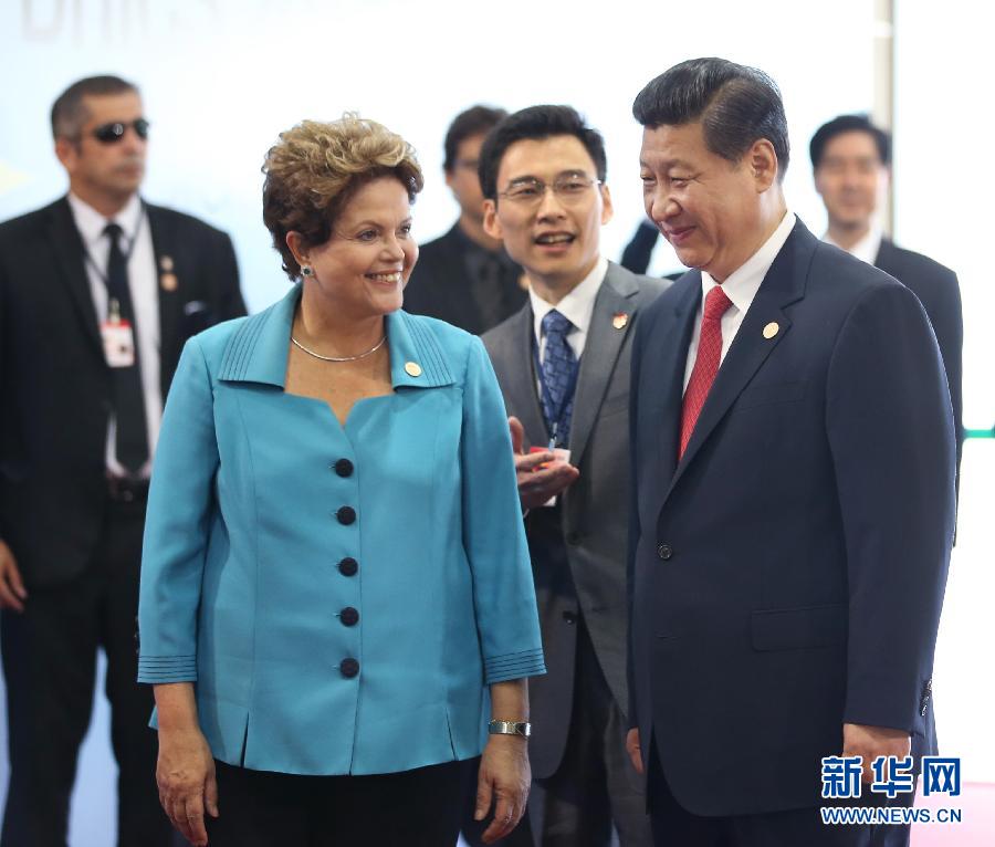 7月15日，國家主席習(xí)近平在巴西福塔萊薩出席金磚國家領(lǐng)導(dǎo)人第六次會晤。這是巴西總統(tǒng)羅塞夫迎接習(xí)近平主席。 新華社記者 蘭紅光 攝 