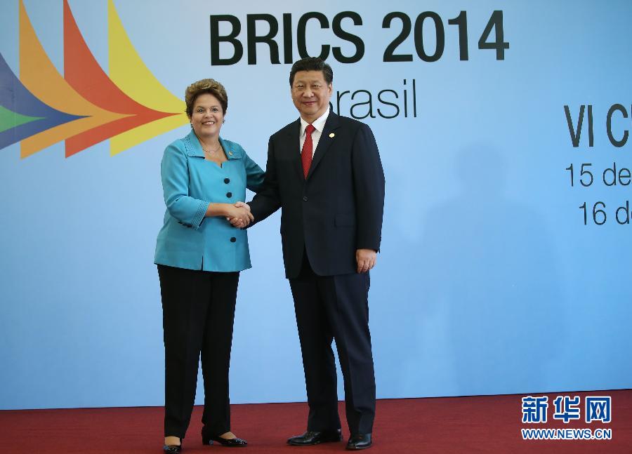 7月15日，國家主席習(xí)近平在巴西福塔萊薩出席金磚國家領(lǐng)導(dǎo)人第六次會晤。這是巴西總統(tǒng)羅塞夫迎接習(xí)近平主席。 新華社記者 蘭紅光 攝 